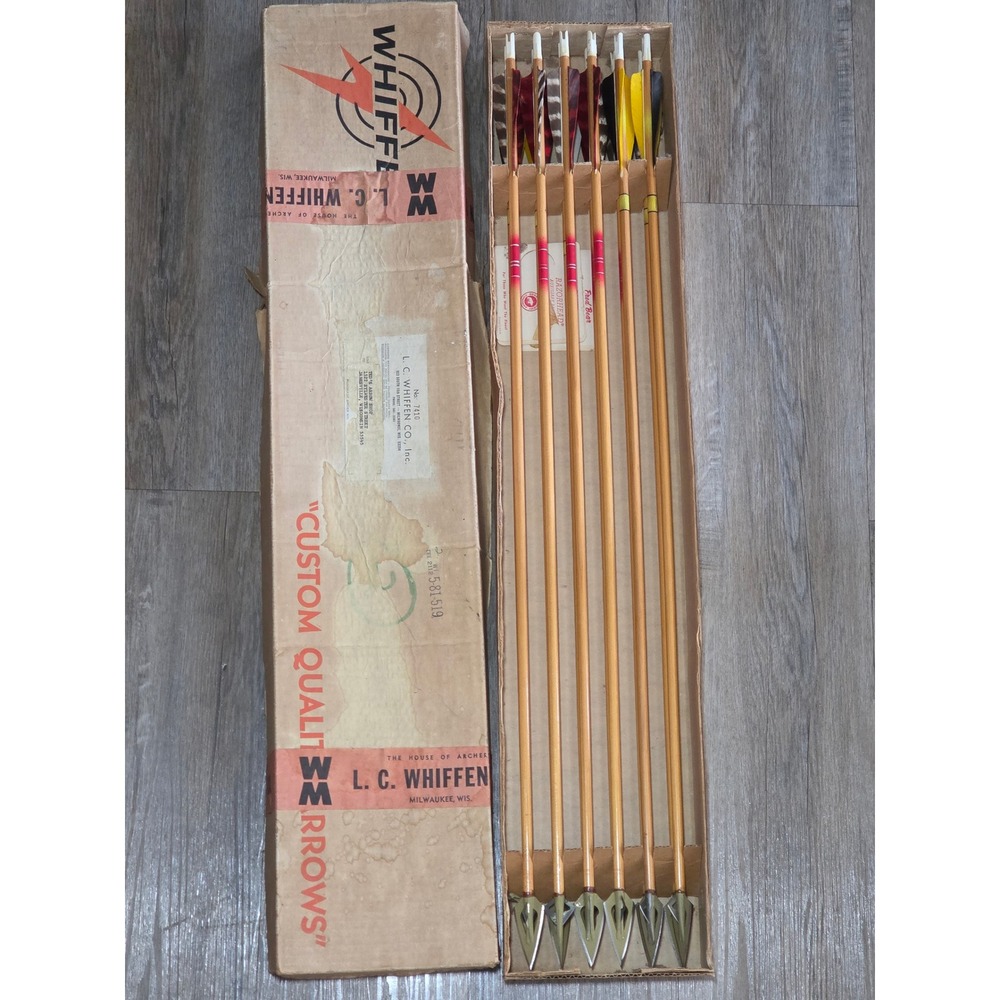 Vintage L.C. Whiffen Archery Arrows Bear Razorhead Broadhead Cedar Wood 12pc Box